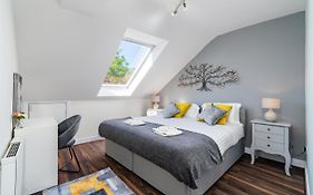 Beautiful Flat Town Centre 55 Inch Smart Tv + Netflix